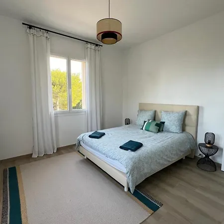 For 6 With Terrace 100 M From The Sea Apartman