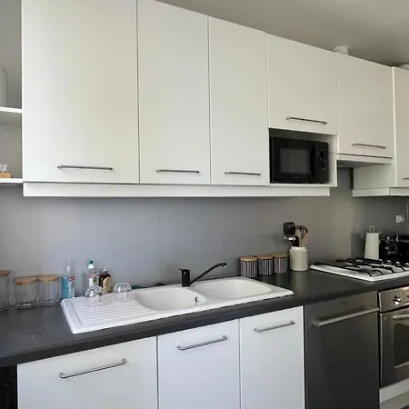 For 6 With Terrace 100 M From The Sea Apartman *