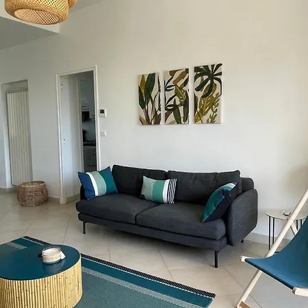 For 6 With Terrace 100 M From The Sea Apartman